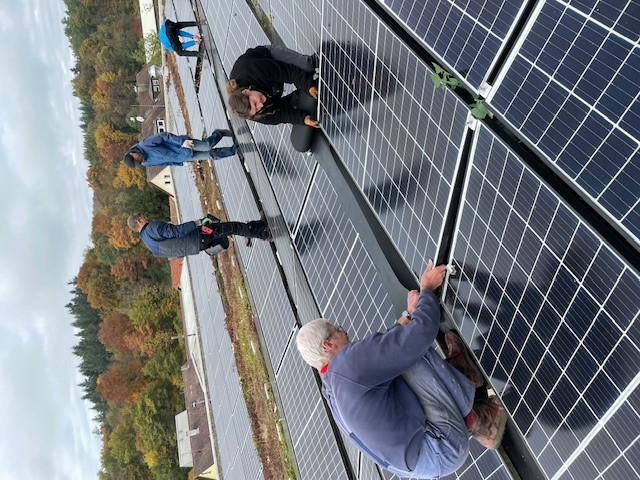 Die Folie wird unter den Modulen verlegt